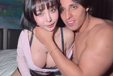 Как всегда ебёт до оргазма 💪 В этот раз — член в азиатке